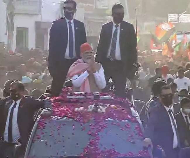 LIVE – PM Modi In Varanasi : प्रधानमंत्री नरेन्द्र मोदी का रोड शो मलदहिया से रवाना, फूलों से हुआ स्वागत