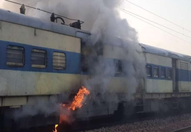 मेरठ में सहारनपुर से दिल्ली जा रही पैसेंजर ट्रेन की दो बोगियों में लगी आग, कोई हताहत नहीं