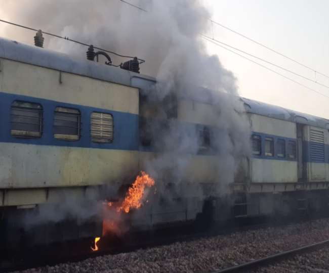 मेरठ में सहारनपुर से दिल्ली जा रही पैसेंजर ट्रेन की दो बोगियों में लगी आग, कोई हताहत नहीं