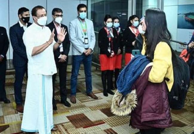 Operation Ganga Updates: 179 लोगों को लेकर दिल्ली पहुंचा एयर एशिया का विमान, एयरपोर्ट पर वी मुरलीधरन ने किया स्वागत