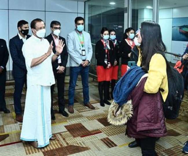 Operation Ganga Updates: 179 लोगों को लेकर दिल्ली पहुंचा एयर एशिया का विमान, एयरपोर्ट पर वी मुरलीधरन ने किया स्वागत