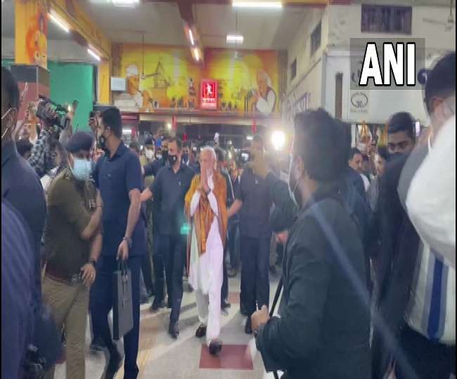 Uttar Pradesh Elections 2022: रोड शो के बाद आधी रात को वाराणसी कैंट रेलवे स्टेशन पहुंचे प्रधानमंत्री मोदी, उमड़ी भीड़