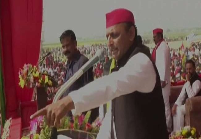 UP Election 2022: आजमगढ़ में अखिलेश यादव की सभा में भाजपा सांसद रीता बहुगुणा जोशी के पुत्र मयंक समाजवादी पार्टी में शामिल