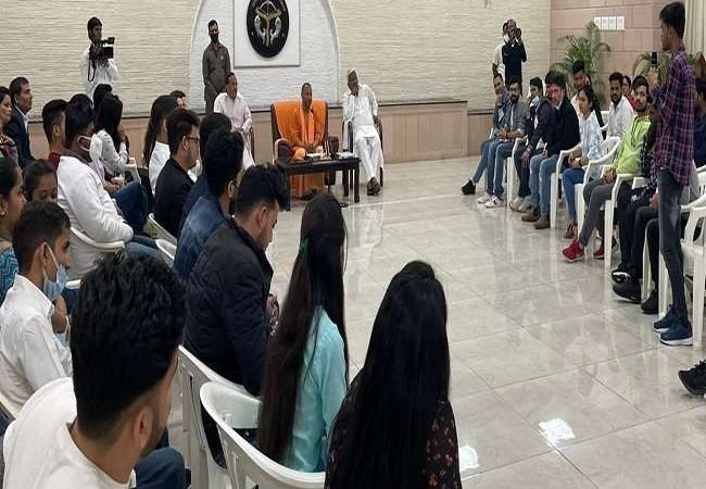 Russia-Ukraine War: यूक्रेन से लौटे उत्तर प्रदेश के 50 बच्चों से सीएम योगी आदित्यनाथ ने लखनऊ में की मुलाकात