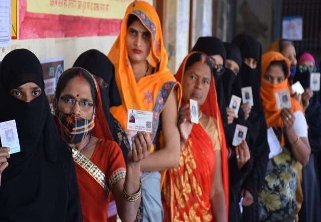 UP Election 2022 Phase 7 Voting LIVE : नौ जिलों में 11 बजे तक 21.55 प्रतिशत मतदान, मऊ के साथ चंदौली व मिर्जापुर ने पकड़ी तेजी