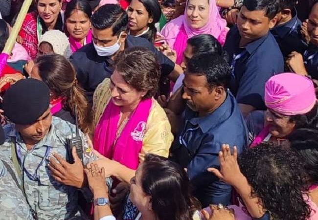 प्रियंका गांधी वाड्रा के नेतृत्व में लखनऊ में महिला मार्च, ढोल नगाड़ों के बीच गूंजा लड़की हूं, लड़ सकती हूं का नारा