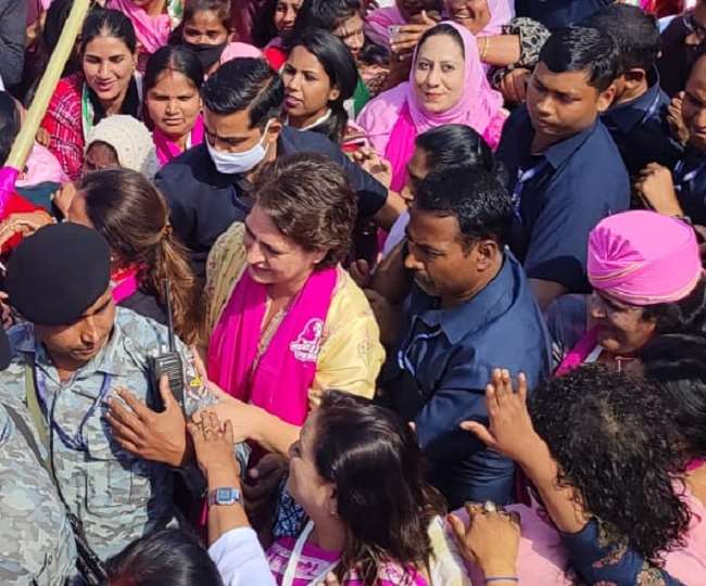 प्रियंका गांधी वाड्रा के नेतृत्व में लखनऊ में महिला मार्च, ढोल नगाड़ों के बीच गूंजा लड़की हूं, लड़ सकती हूं का नारा
