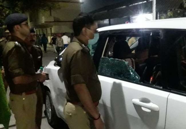 वाराणसी में EVM पर बवाल : सपाइयों ने ईवीएम भरे दो वाहन पकड़े, डीएम-पुलिस कमिश्नर को घेरा, एडीजी की गाड़ी पर पथराव