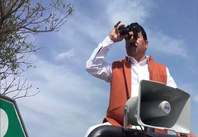सपा प्रत्याशी दूरबीन से कर रहे ईवीएम की निगरानी, पार्टी की मांग- मतगणना स्थल पर लगे जैमर