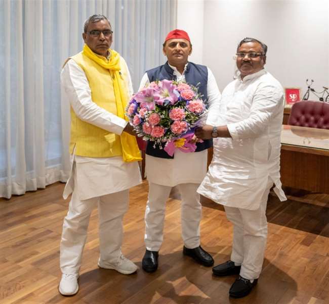 अखिलेश वाराणसी से मतगणना स्‍थल की लेते रहे रिपोर्ट, कहा – ‘दुनिया देखेगी लोकतंत्र कैसे बचाया जाता है’