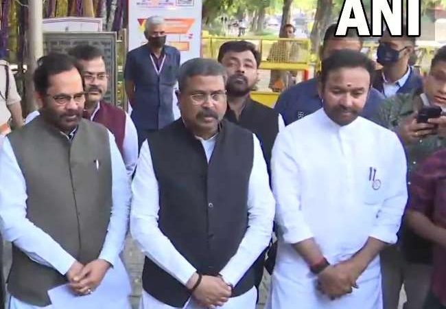 यूपी के नतीजों से पहले भाजपा पहुंची चुनाव आयोग, अखिलेश की उकसाने वाली भाषा पर उठाए सवाल, कहा- हार के डर से बौखला गए हैं अखिलेश