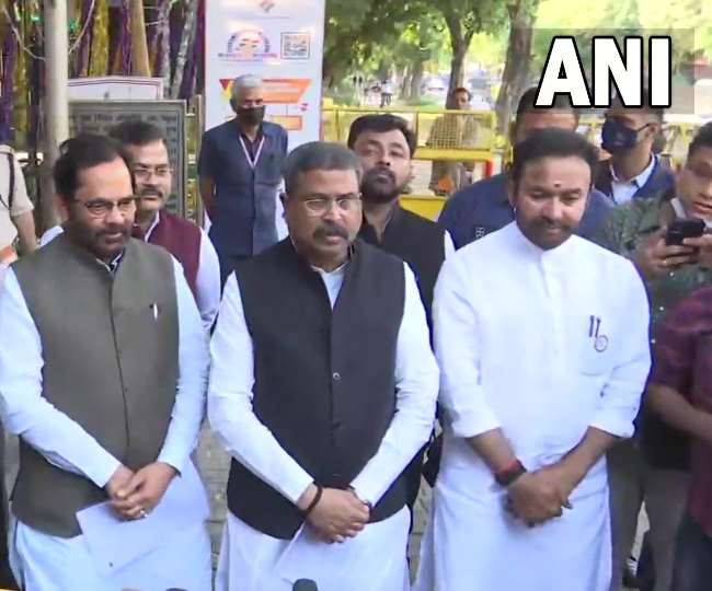 यूपी के नतीजों से पहले भाजपा पहुंची चुनाव आयोग, अखिलेश की उकसाने वाली भाषा पर उठाए सवाल, कहा- हार के डर से बौखला गए हैं अखिलेश