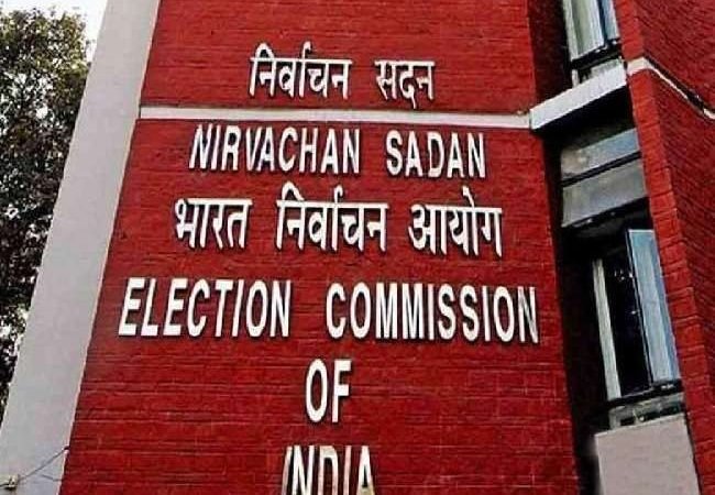 UP Election 2022: चुनाव आयोग ने कहा, सीलबंद और सुरक्षित हैं मतदान वाली ईवीएम, वाराणसी में जो पकड़ी गईं वे प्रशिक्षण वाली