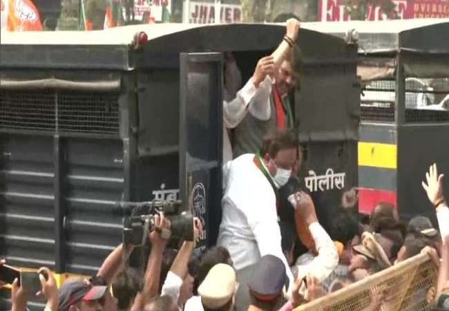 Devendra Fadnavis: महाराष्ट्र के पूर्व सीएम देवेंद्र फडणवीस को मुंबई पुलिस ने हिरासत में लिया, जानें-क्या है मामला