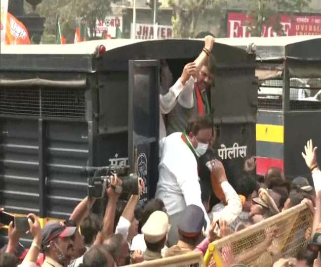 Devendra Fadnavis: महाराष्ट्र के पूर्व सीएम देवेंद्र फडणवीस को मुंबई पुलिस ने हिरासत में लिया, जानें-क्या है मामला
