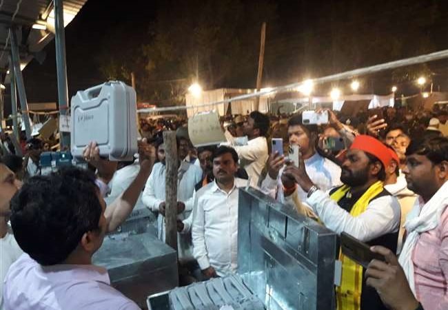 वाराणसी में EVM विवाद के बाद ईवीएम के नोडल अधिकारी नलिनीकांत सिंह को निर्वाचन कार्यों से हटाया गया