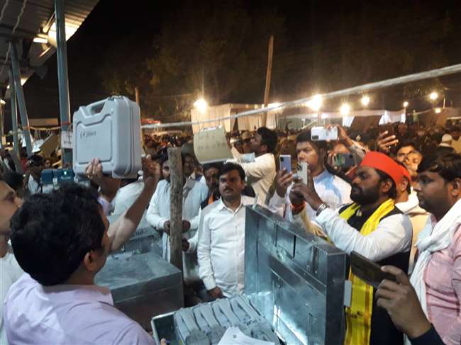 वाराणसी में EVM विवाद के बाद ईवीएम के नोडल अधिकारी नलिनीकांत सिंह को निर्वाचन कार्यों से हटाया गया