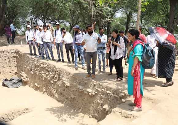 हस्तिनापुर में पांडव टीले पर उत्खनन कार्य देख विद्यार्थी अभिभूत