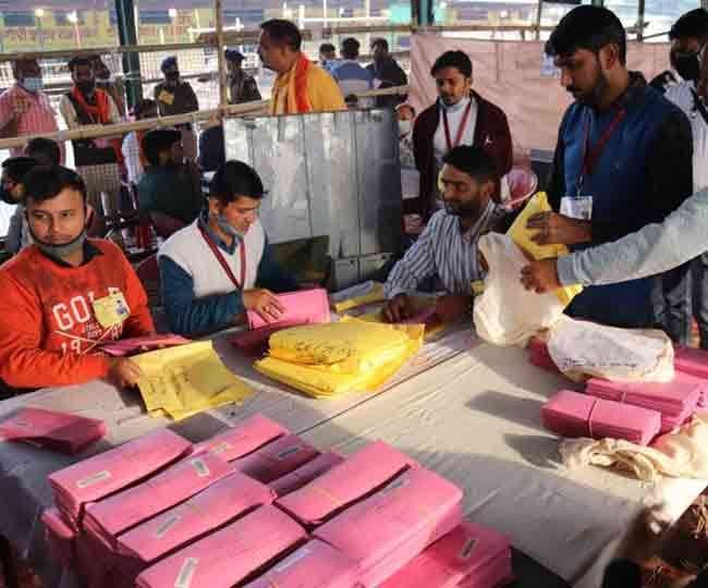 Uttarakhand Election Results 2022 LIVE: खटीमा सीट से सीएम पुष्‍कर सिंह धामी और लालकुआं से हरीश रावत चल रहे पीछे