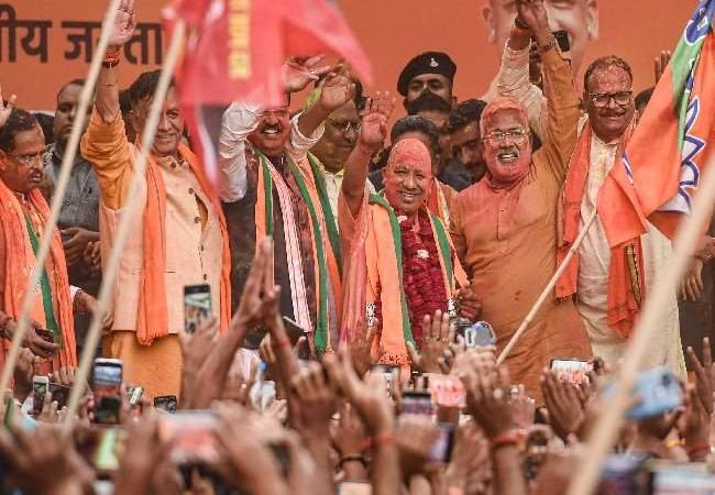 यूपी के लिए योगी ही उपयोगी, भगवा लहर में फिर सिमटी सपा; बसपा के अस्तित्व पर संकट