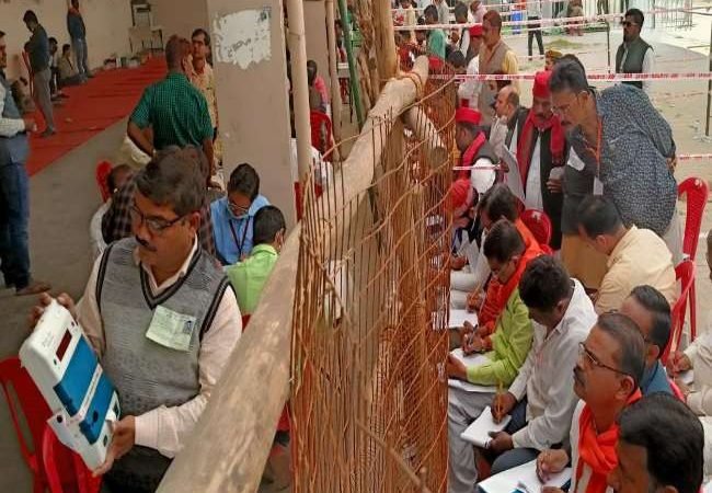 पांचवें राउंड में सीएम योगी आद‍ित्‍यनाथ बीस हजार मतों से आगे