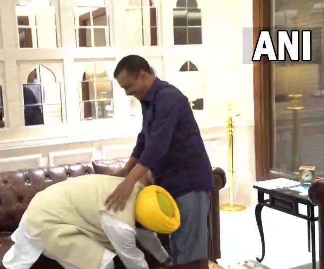 नई दिल्ली में केजरीवाल से मिले भगवंत मान, पैर छूकर लिया आशीर्वाद, शाम को बुलाई विधायक दल की बैठक