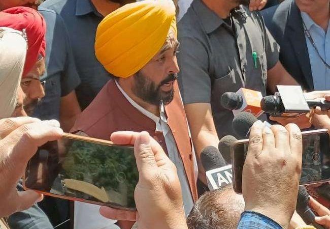 भगवंंत मान ने राज्‍यपाल से मिलकर पंजाब में सरकार बनाने का दावा किया पेश, 16 को लेंगे शपथ