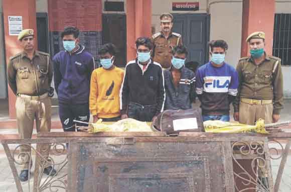 पुलिस ने दबोचे गए पांच शातिर चोर, चोरी का सामान बरामद