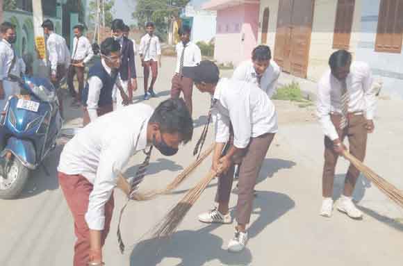 रासेयो शिविर में तीसरे दिन स्वयंसेवको ने किया श्रमदान