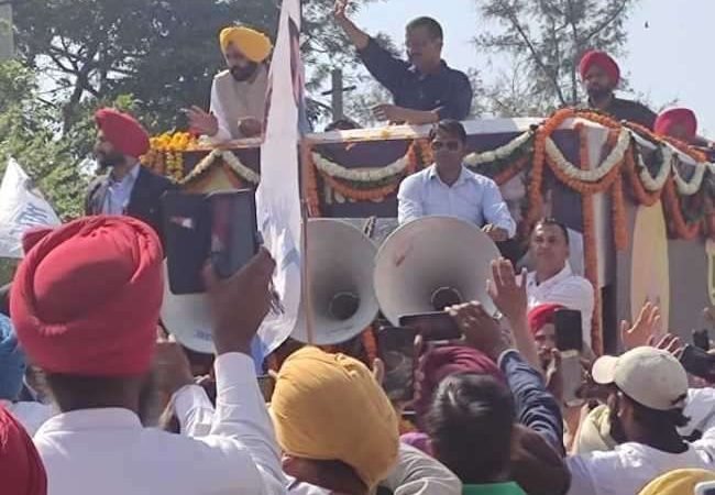 अमृतसर में अरविंद केजरीवाल व भगवंत मान का रोड शो, वंदेमातरम के नारों से गूंजी गुरुनगरी