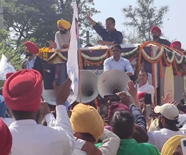 अमृतसर में अरविंद केजरीवाल व भगवंत मान का रोड शो, वंदेमातरम के नारों से गूंजी गुरुनगरी
