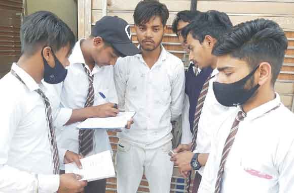 स्वयंसेवकों ने घर-घर जाकर किया सर्वे