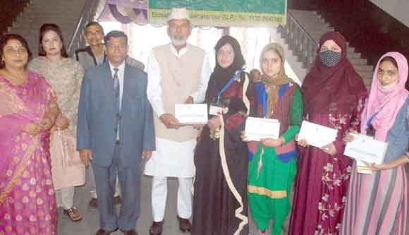 टैबलेट पाकर खिले छात्र-छात्राओं के चेहरे