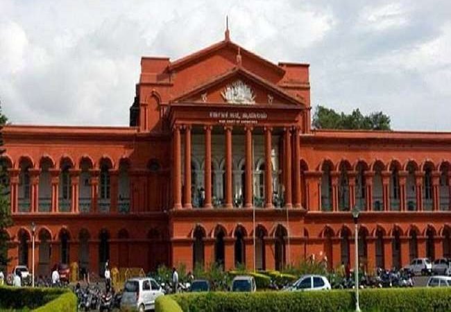 Hijab Row: स्कूल-कालेजों में हिजाब पहनने की इजाजत नहीं, हाईकोर्ट ने खारिज की सभी याचिका