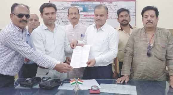 जागरूक सहायता संस्था ने स्टेशन अधीक्षक को सौंपा ज्ञापन