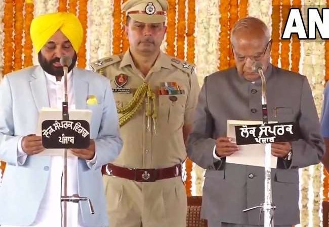 Bhagwant Mann Oath Ceremony : भगवंत मान ने ली सीएम पद की शपथ, चारों ओर पीली पगड़ियों की बाढ़