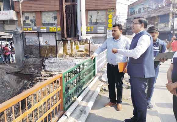 नदी में कूड़ा डालने वालों को चिन्हित कर सख्त कार्रवाई करें: मंडलायुक्त