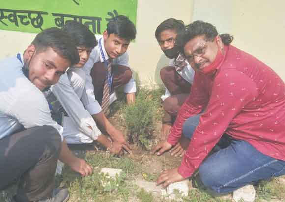 रासेयो शिविर में स्वयंसेवको ने किया पौधरोपण