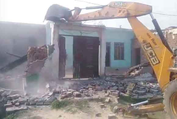 कलसिया रोड पर चला बुलडोजर, इमारतों को किया ध्वस्त