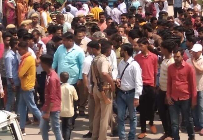 अयोध्‍या में बच्‍ची से दुष्‍कर्म के व‍िरोध में फूटा आक्रोश, टेंट हाउस का कर्मी निकला दरिंदगी का आरोप‍ित