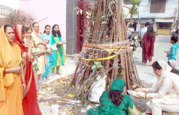 श्रद्धा व आस्था के साथ किया होली का पूजन
