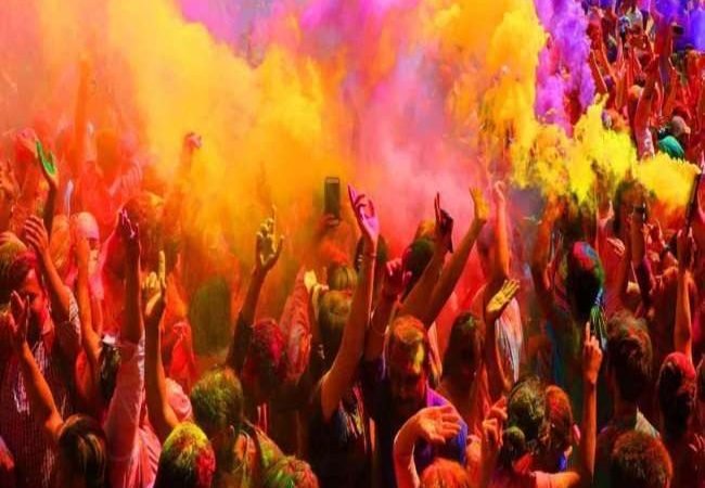 Breaking News Today 18 March: देशभर में धूमधाम से मनाई जा रही होली, बांके बिहारी मंदिर में उड़ा गुलाल, बंगाल में भी मनाया जा रहा डोल उत्सव