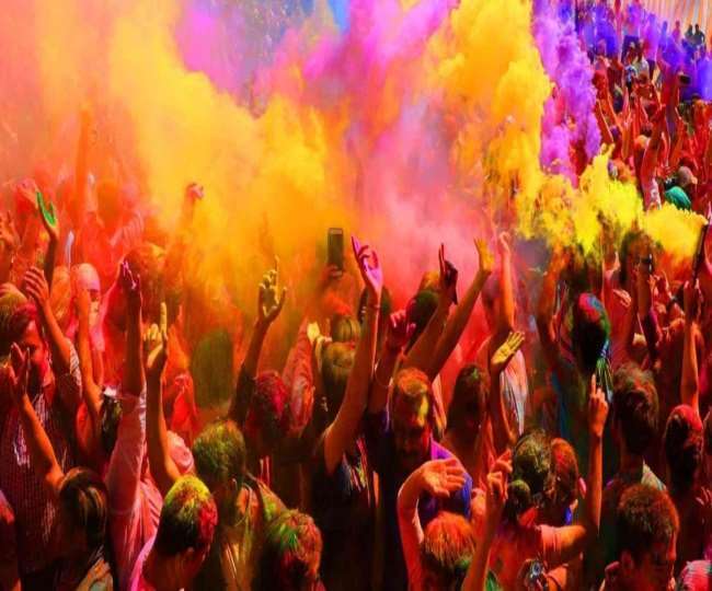 Breaking News Today 18 March: देशभर में धूमधाम से मनाई जा रही होली, बांके बिहारी मंदिर में उड़ा गुलाल, बंगाल में भी मनाया जा रहा डोल उत्सव
