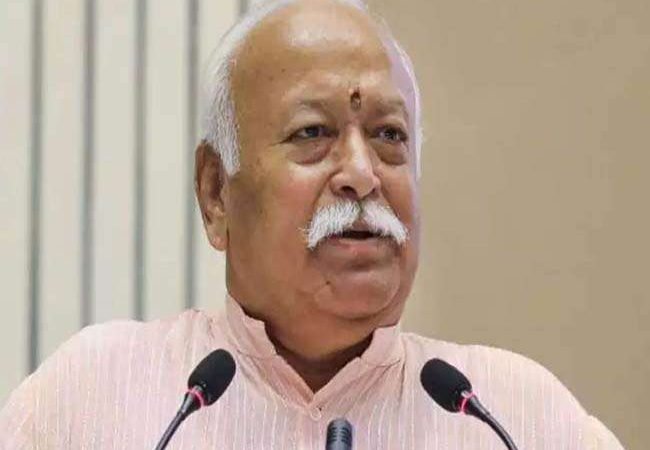 योगी कैबिनेट के शपथ ग्रहण से पहले गोरखपुर में सीएम योगी आदित्यनाथ से मिले आरएसएस प्रमुख मोहन भागवत