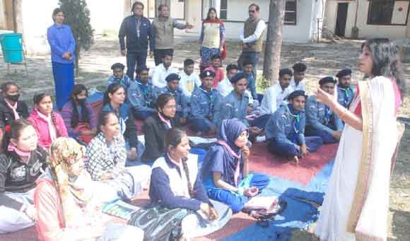 शिविर में रोवर्स व रेंजर्स को कराया योगाभ्यास