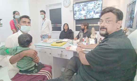 चिकित्सा शिविर में चिकित्सकों ने की नि:शुल्क जांच