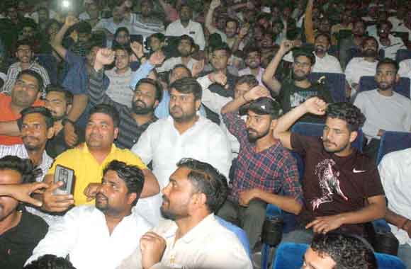 कश्मीर फाइल मूवी को देखने उमड़ रही लोगों की भीड़