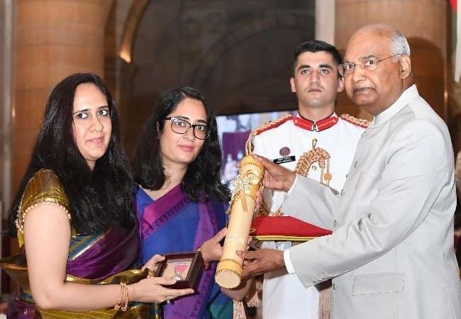जनरल बिपिन रावत की बेटियों ने ग्रहण किया पद्मविभूषण अवार्ड, राष्ट्रपति ने 54 हस्तियों को पद्म पुरस्कारों से किया सम्‍मानित