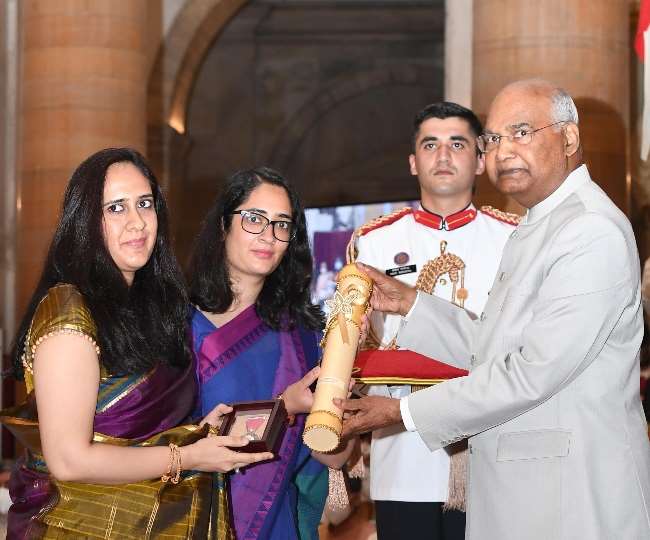 जनरल बिपिन रावत की बेटियों ने ग्रहण किया पद्मविभूषण अवार्ड, राष्ट्रपति ने 54 हस्तियों को पद्म पुरस्कारों से किया सम्‍मानित