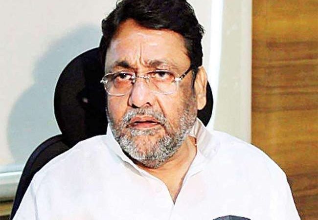 नवाब मलिक के इस्‍तीफे को लेकर महाराष्ट्र विधानसभा के बाहर भाजपा विधायकों का धरना जारी